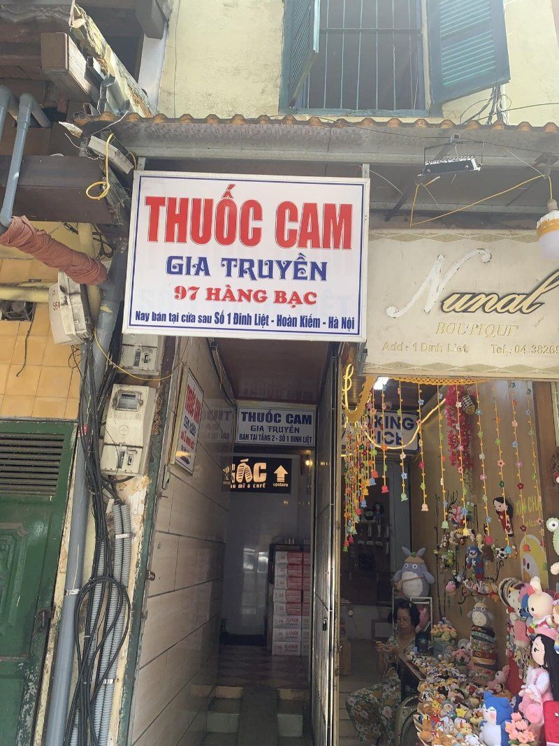 Thuốc Cam Hàng Bạc “Con Hươu” hiệu Nhân An Đường 59 Lối vào số 1 Đinh Liệt với biển chỉ dẫn.
